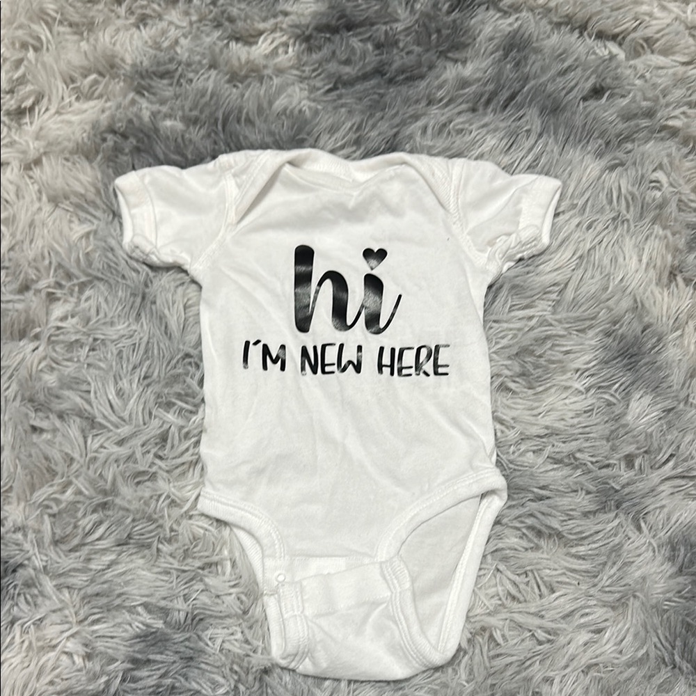 NWOT White Baby Onesie with Black Print - hi I’m new here - newborn